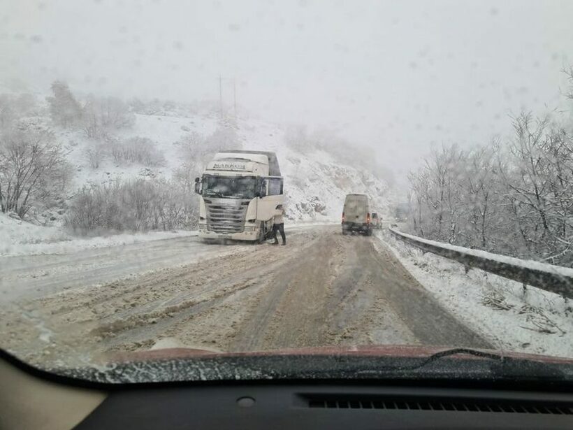 Снегот парализираше патишта низ Македонија