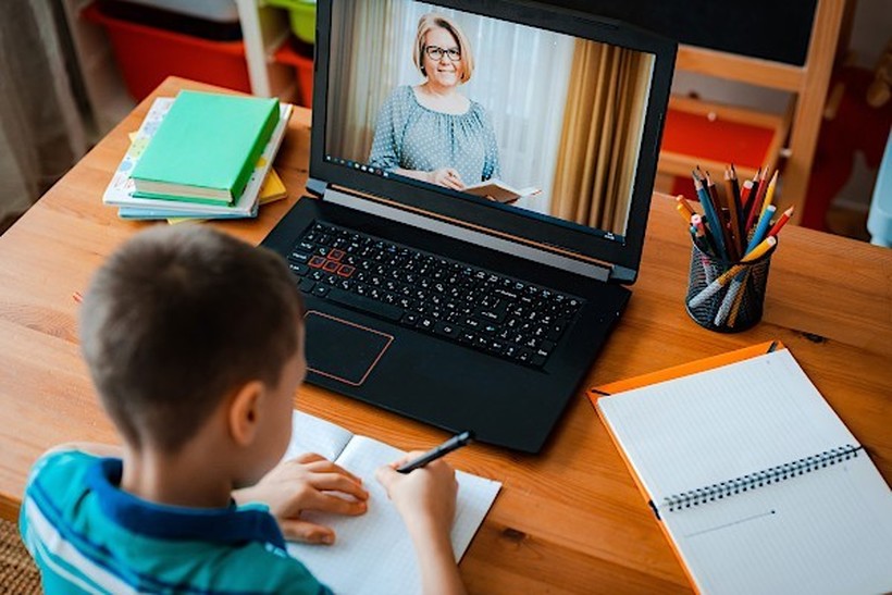 Дел од родителите бараат онлајн наставата да остане