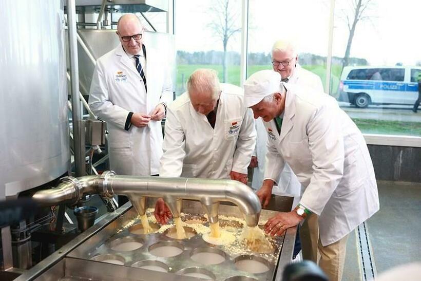 Кралот Чарлс III прави сирење на фарма во Германија