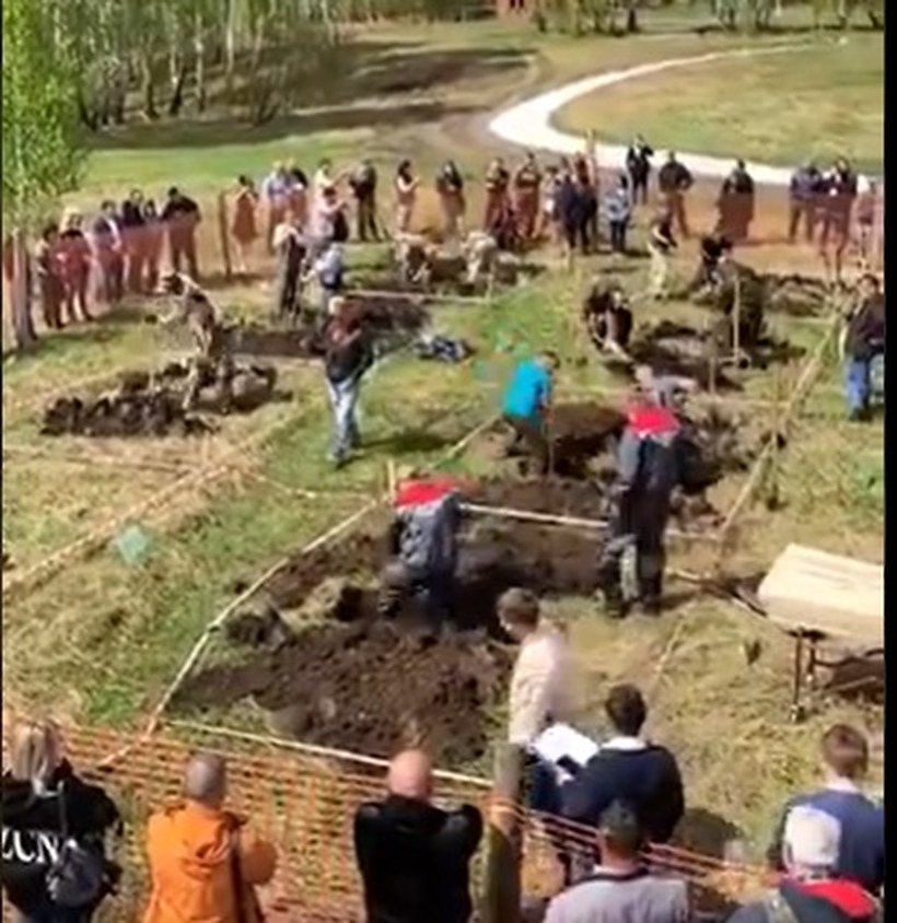Бизарно натпреварување во Русија-Брзинско копање на гробови