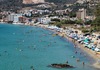 Откако Грците се побунија и побараа слободни плажи, власта почнува засилени контроли за нелегални лежалки