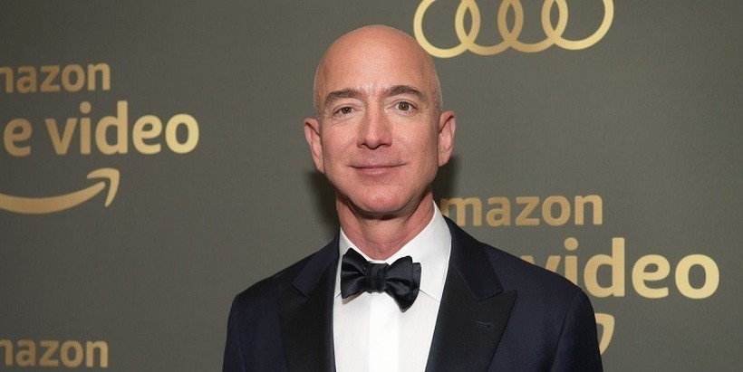 Додека глобалната економија тоне, основачот на Amazon, Џеф Безос, секој ден е се побогат