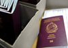 Околу 24.000 Македонци можно е принудно да се вратат дома поради пасошите