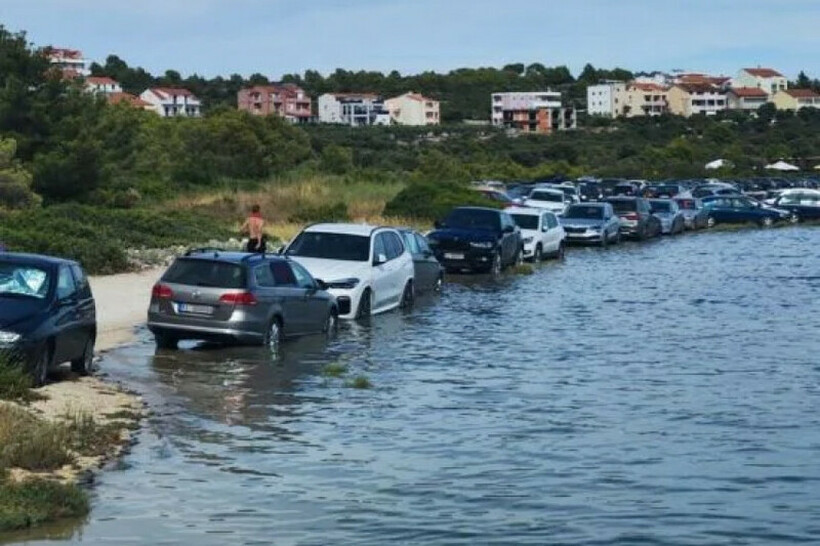 Се паркирале, заминале на плажа, а кога се вратиле ги дочекало изненадување: „Прв ред до море“ доби ново значење