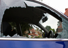 Добро е да се знае: Во случај на опасност прозорот на автомобилот може да се скрши со само еден прст