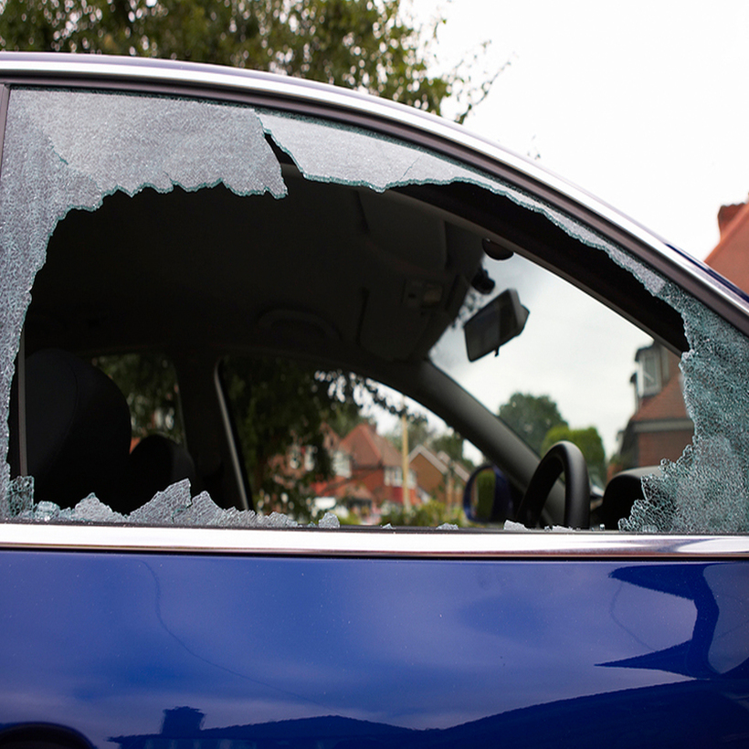 Добро е да се знае: Во случај на опасност прозорот на автомобилот може да се скрши со само еден прст