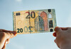 Врие од лажни банкноти од 20 и 50 евра – ни криви ни должни може да завршите во полициска станица!