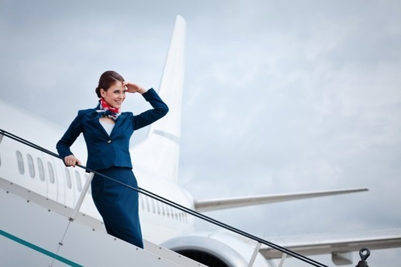 Стјуардеса објасни зошто секогаш на влез ги „меркаат“ патниците од глава до пети