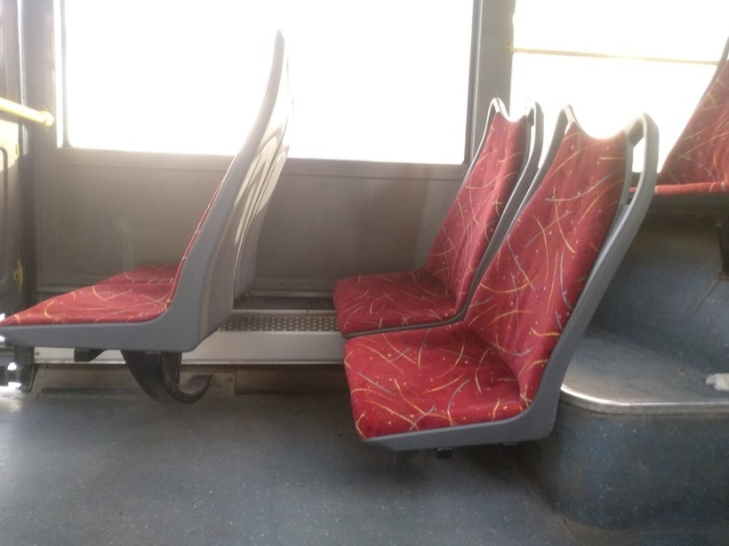 Кријат страшна тајна: Еве зошто столчињата во автобусите се во шарени бои