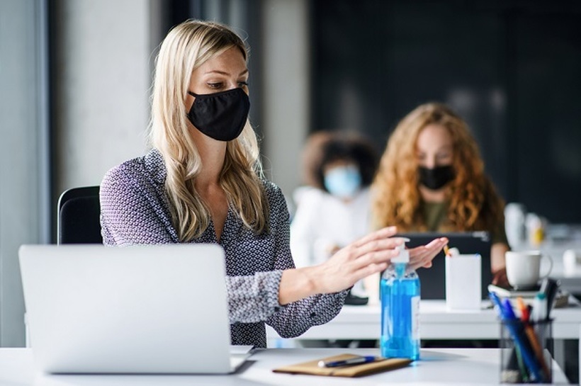 Носењето маска ќе биде систематско на работните места во Франција
