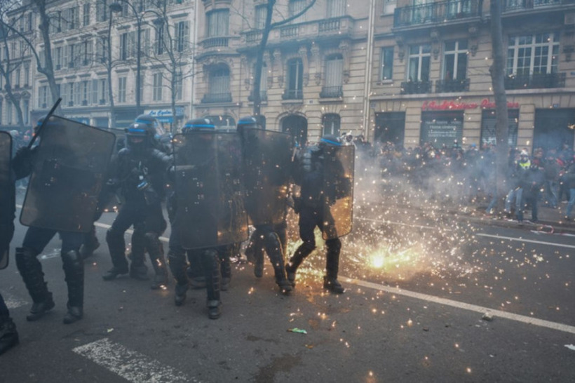 Повеќе од милион луѓе на улиците во Франција: Протести против пензиските реформи