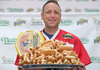 Американец стана светски шампион откако за 10 минути изеде 62 хот дога