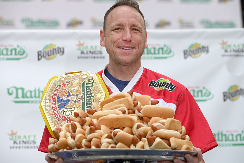 Американец стана светски шампион откако за 10 минути изеде 62 хот дога