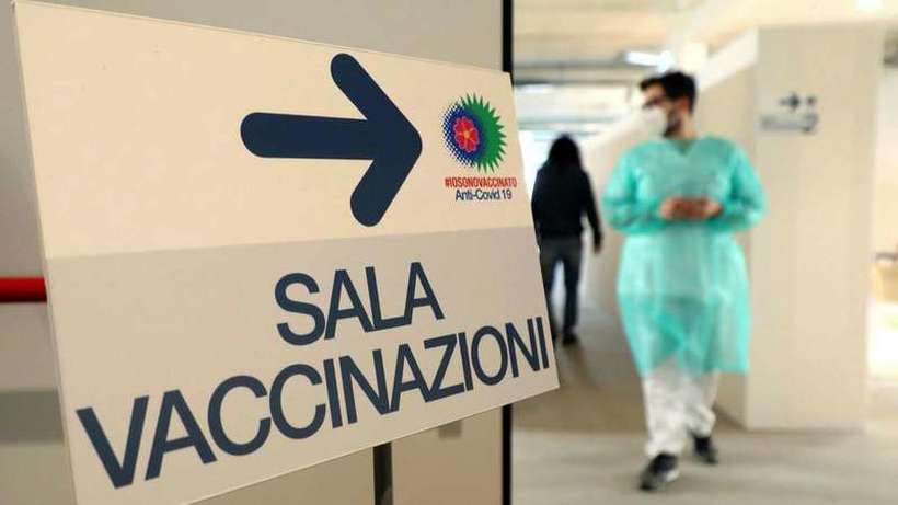 Италијанец се обидел да ја избегне вакцината против Ковид носејќи лажна рака