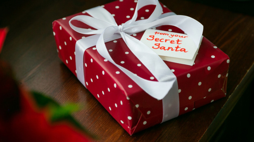 Како да одберете совршен Secret Santa подарок за колегите?