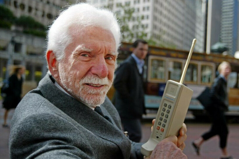 Пред 50 години беше претставен првиот мобилен телефон – се сеќавате ли како изгледаше уредот?