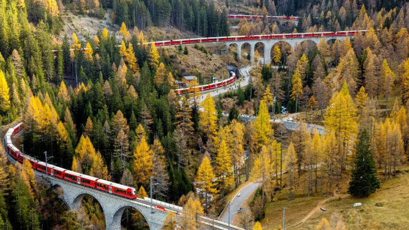 Швајцарија го има најдолгиот патнички воз со сто вагони и четири локомотиви