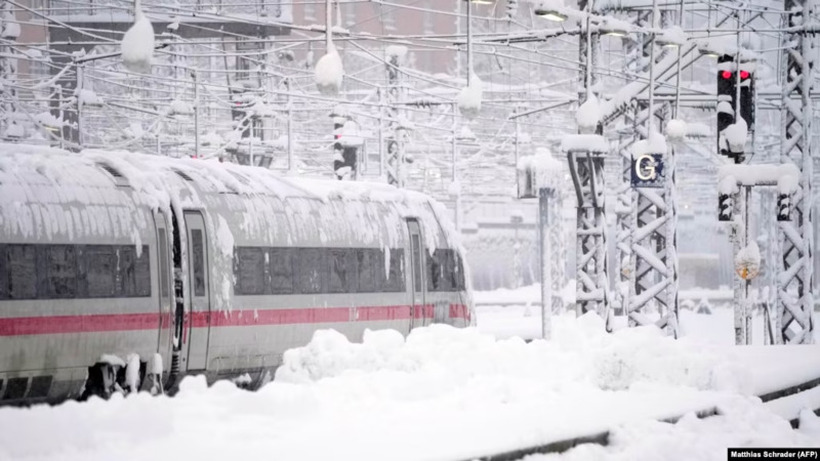 Снегот го парализираше воздушниот и железничкиот сообраќај во јужна Германија