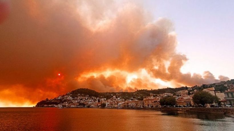 Пожарите во Грција не стивнуваат, ветерот ја влошува состојбата