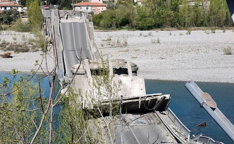 Се урна уште еден мост во Италија