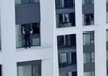 (ВИДЕО) Србинка чисти прозорци на 11 кат однадвор и тоа без заштитна опрема