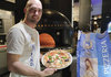 Пицерија во Хрватска почна да им наплаќа на гостите за да им ја исече пицата