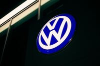 Volkswagen затвора три фабрики во Германија и отпушта десетици илјади работници