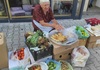 Пензионерки од Охрид продаваат пита и ѓомлезе на Туристичка – туристите се воодушевени од „уличниот“ специјалитет