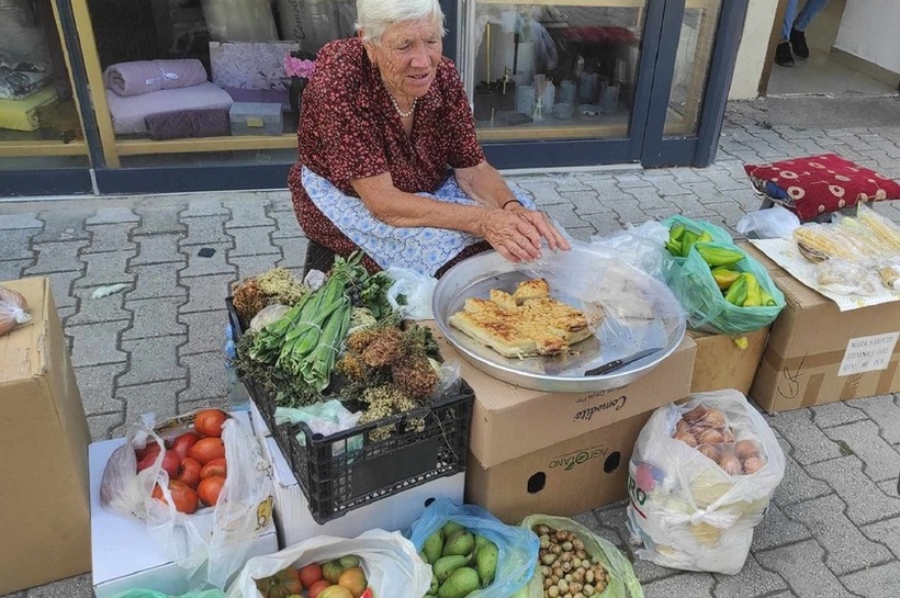 Пензионерки од Охрид продаваат пита и ѓомлезе на Туристичка – туристите се воодушевени од „уличниот“ специјалитет