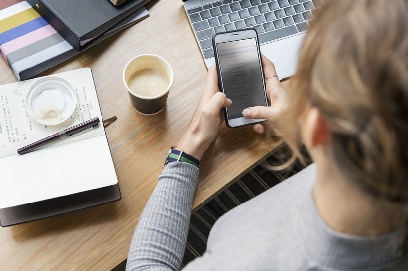 Истражување: Користењето приватен телефон на работа може да го ослободи стресот