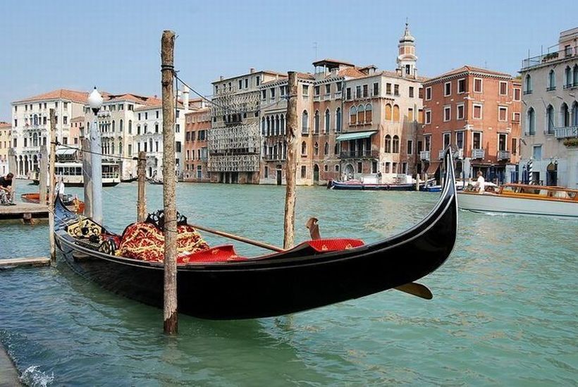 Двајца туристи украле гондола во Венеција за да се провозат по каналот Гранде