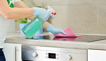 Чистење, готвење, пеглање: Жените кои се презафатени или имаат стари родители бараат куќни помошнички