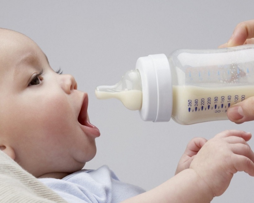 Кравјо млеко од продавница или адаптирано млеко од аптека: Дилемата на младите мајки
