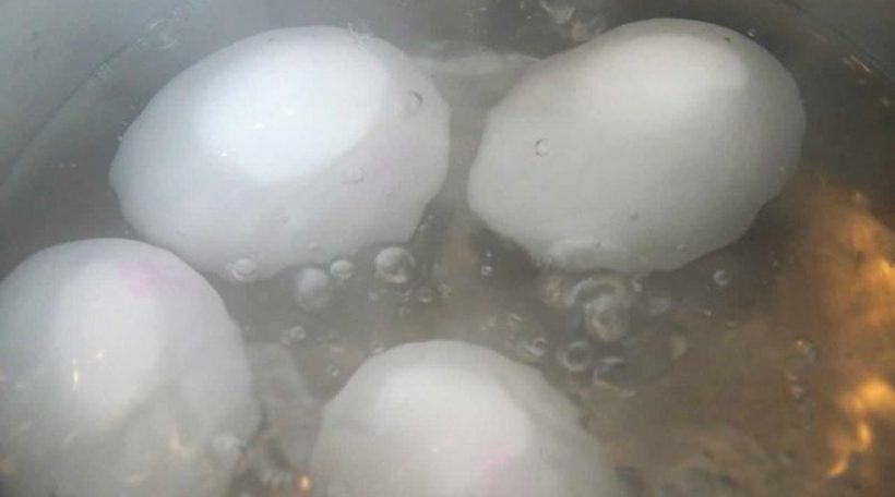 Додадете сода бикарбона додека варите јајца - причината ќе ве изненади