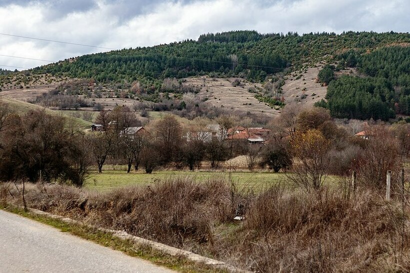 ПРВАТА ПРОДАВНИЦА ИМ Е НА 5-10 КИЛОМЕТРИ: Kaко се снаоѓаат жителите на замрените македонски села?