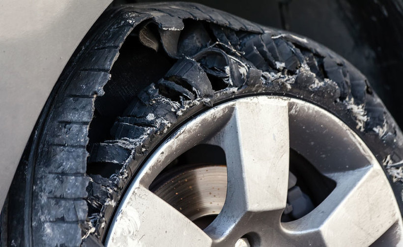 Шест важни правила како да постапите ако ви пукне гума додека возите