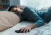 Како чувањето на телефонот покрај креветот навечер влијае на вашиот сон?