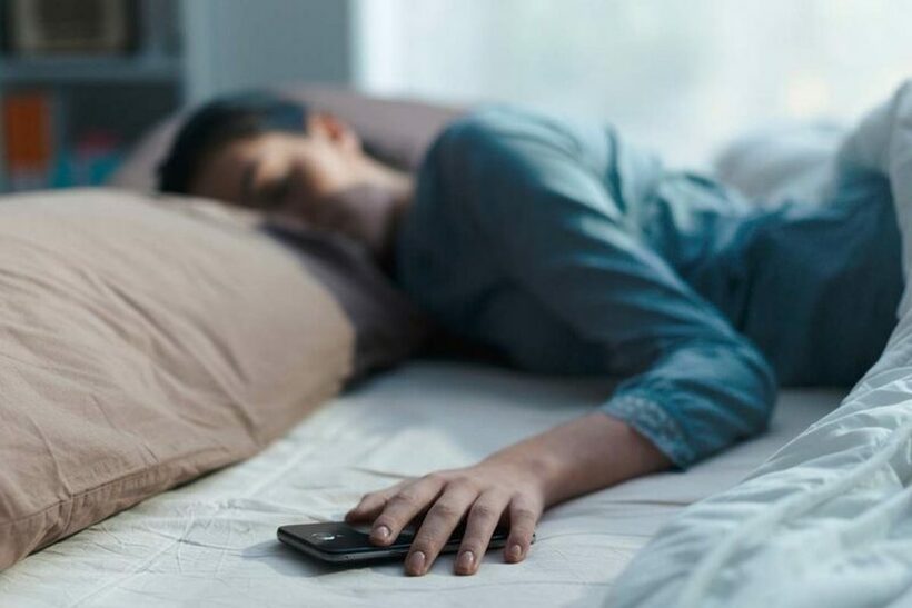 Како чувањето на телефонот покрај креветот навечер влијае на вашиот сон?