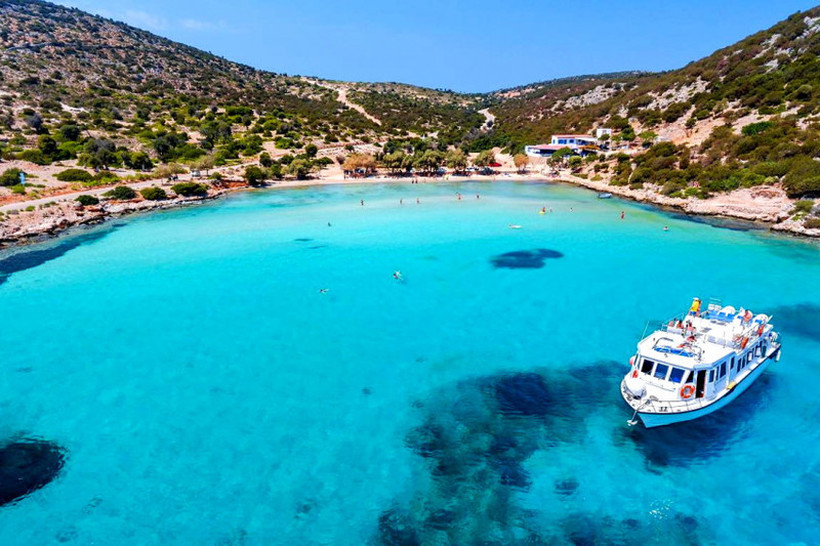 На грчкиот остров се забрануваат лежалки на плажите: „Заборавете“ и на телефоните и автомобилите