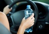 Kазна од 100 евра ако пиете вода додека возите!