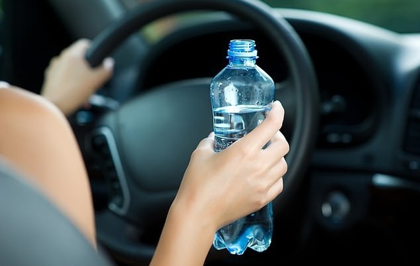 Kазна од 100 евра ако пиете вода додека возите!