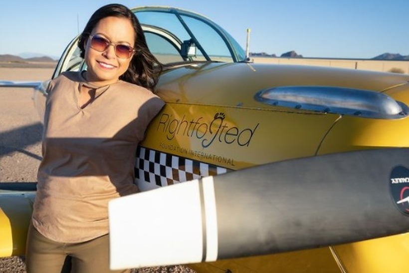 Родена е без рака, управува авион како од шега: Неверојатна инспиративна приказнa