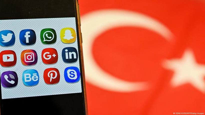 Турција усвои закон со кој се воведува затвор за ширење дезинформации