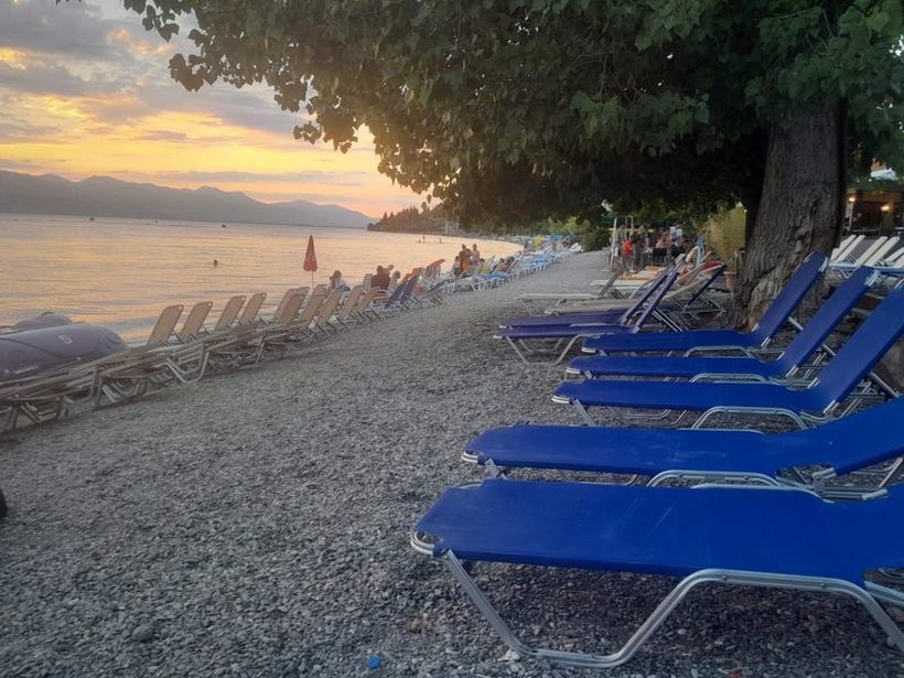 Дали е ова најефтината плажа во Охрид? Сок чини 60 денари, а лежалка со вклучена пијачка за 200