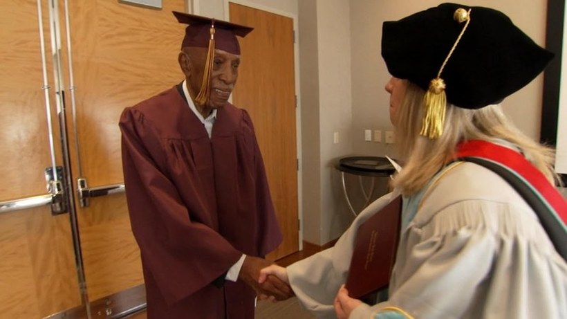 101- годишен Американец чекал 80 години за да ја добие средношколската диплома