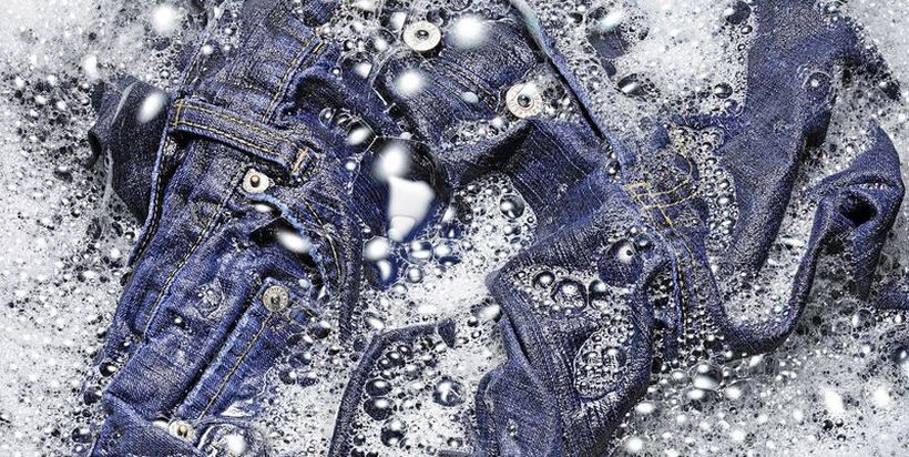 Цел живот погрешно ги перете фармерките: Трик кој ќе ви помогне да траат подолго од 10 години