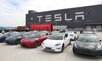 Илон Маск продаде акции на „Tesla“ за речиси милијарда долари