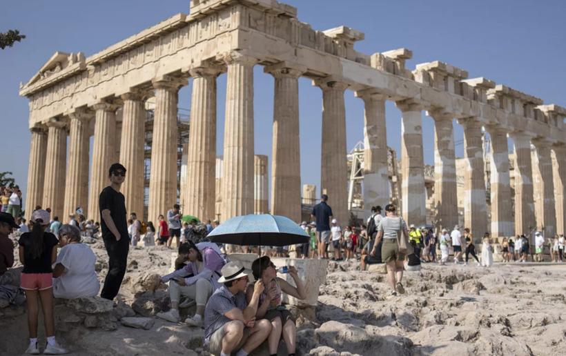ВОНРЕДНИ МЕРКИ ПОРАДИ НАЈАВЕНИТЕ ТРОПСКИ ТЕМПЕРАТУРИ: Грција го затвора Акропол, нема да работат ниту училиштата