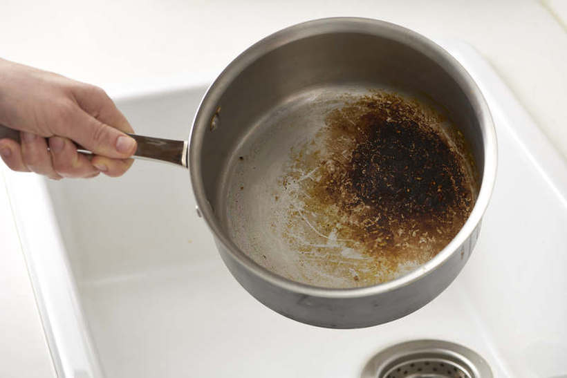 Неверојатно лесно: Со помош на овој трик исчистите ги тенџерињата кои загореле