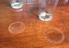 На овој начин исчистете ги дамките од чаши на маса
